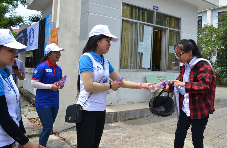 Khăn lạnh, nước mát giảm nhiệt cho sĩ tử mùa nắng nóng - Ảnh 6.