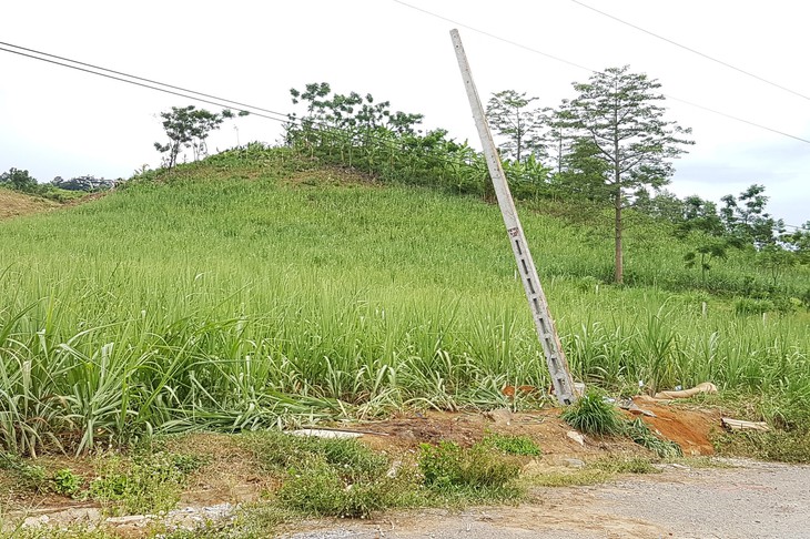 Dựng cột viễn thông làm 4 người chết do không báo cắt điện - Ảnh 1.