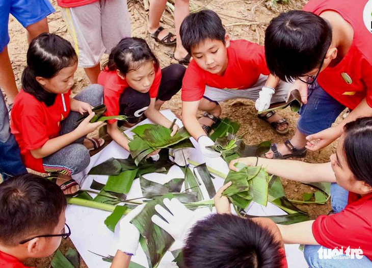 Trẻ trồng rau, cuốc đất trong kỳ nghỉ hè - Ảnh 5.