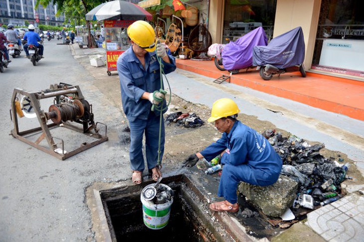 Vứt rác xuống cống là tự mình hại mình - Ảnh 1.