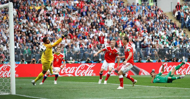 Những khoảnh khắc tràn đầy cảm hứng thể thao vòng bảng World Cup - Ảnh 12. Những khoảnh khắc tràn đầy cảm hứng thể thao vòng bảng World Cup - Ảnh 12.