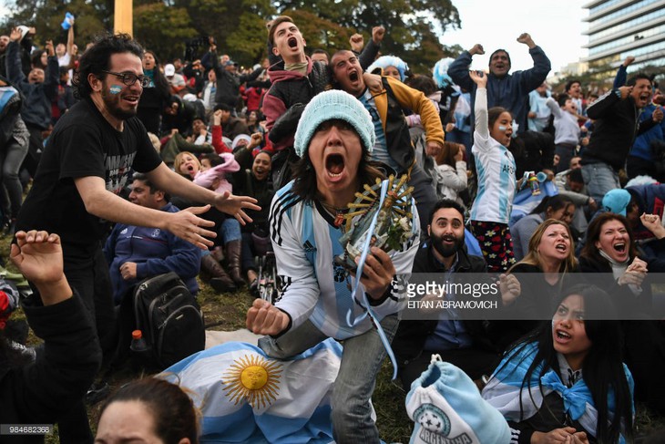 Fan sốc vì lần đầu thấy Messi nói chuyện với tư cách lãnh đạo đội bóng - Ảnh 4.