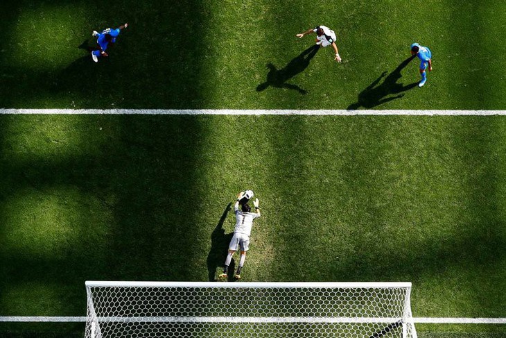 Những khoảnh khắc tràn đầy cảm hứng thể thao vòng bảng World Cup - Ảnh 8. Những khoảnh khắc tràn đầy cảm hứng thể thao vòng bảng World Cup - Ảnh 8.