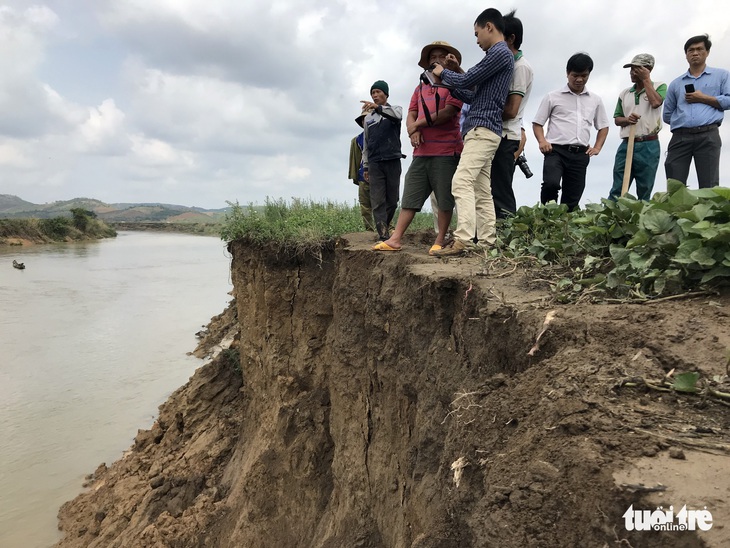 Công ty thủy điện phải bỏ tiền cho tỉnh vá bờ sông - Ảnh 3. Công ty thủy điện phải bỏ tiền cho tỉnh vá bờ sông - Ảnh 3.