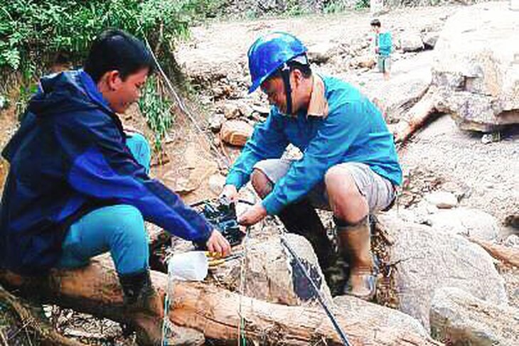 Nhà mạng chiến đấu với trắng sóng hậu lũ quét ở Tây Bắc - Ảnh 9.