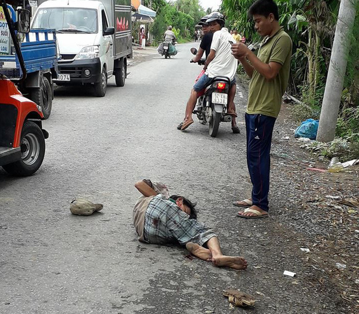 Xe ngựa tông trúng, người đàn ông 53 tuổi nguy kịch - Ảnh 1.