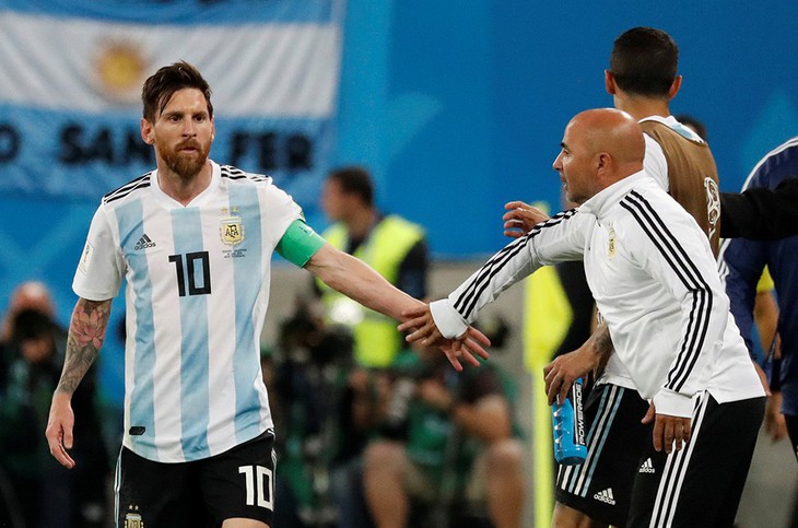 Sampaoli nói gì khi phải hỏi Messi lúc đưa Aguero vào sân? - Ảnh 1.