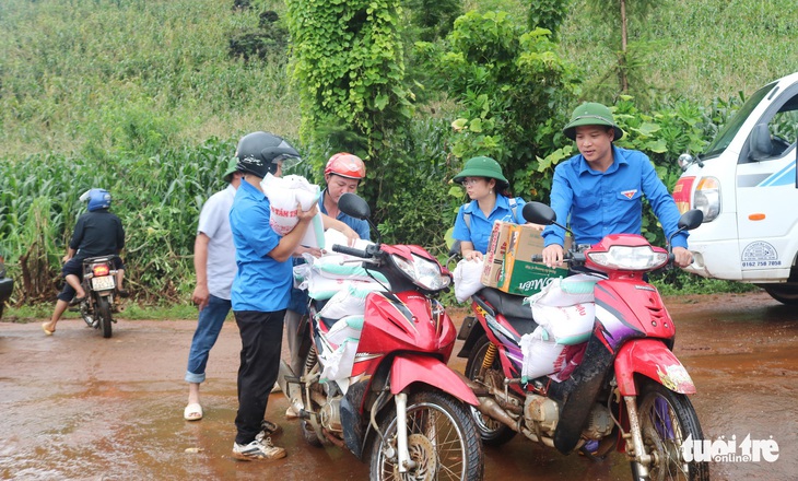 Tình người sẻ chia sau mưa lũ - Ảnh 1.