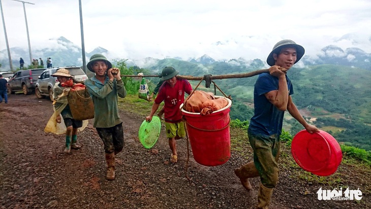 Tình người sẻ chia sau mưa lũ - Ảnh 4.