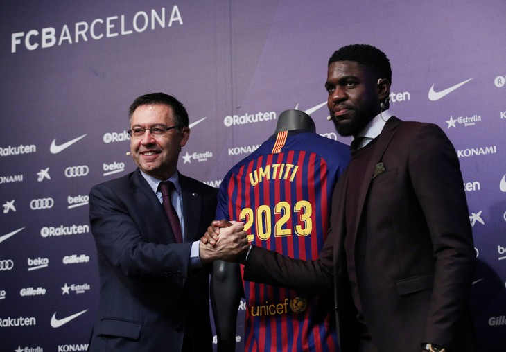 Barcelona giữ chân Umtiti bằng 500 triệu euro - Ảnh 1.