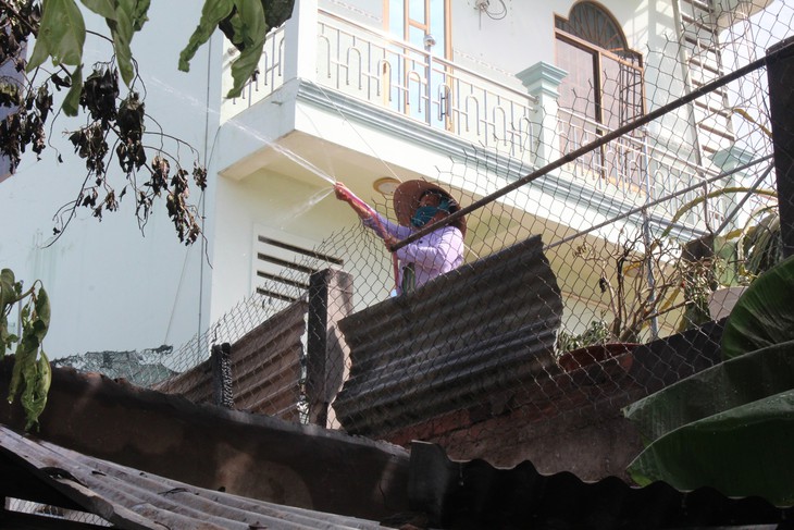 Cháy nhà trong hẻm sâu, cả khu phố náo loạn - Ảnh 2.