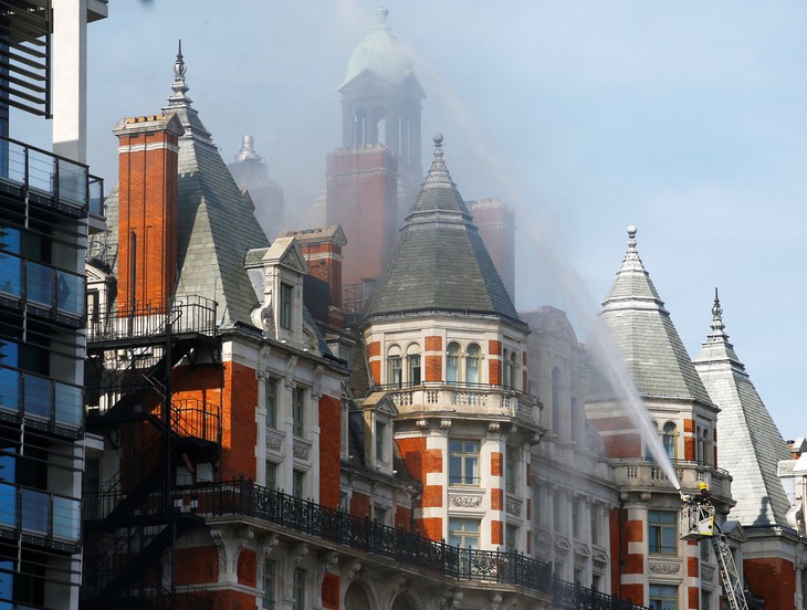 Cháy khách sạn ở London, hơn 100 lính cứu hỏa tham gia dập lửa - Ảnh 1. Cháy khách sạn ở London, hơn 100 lính cứu hỏa tham gia dập lửa - Ảnh 1.