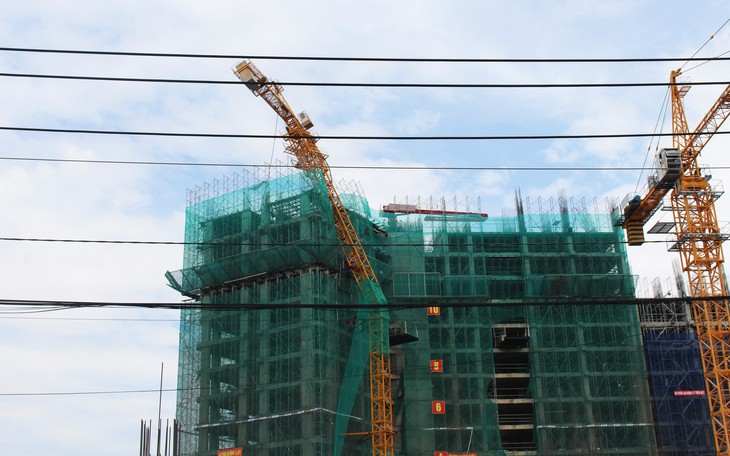 Cần cẩu đang thi công bất ngờ gãy sập