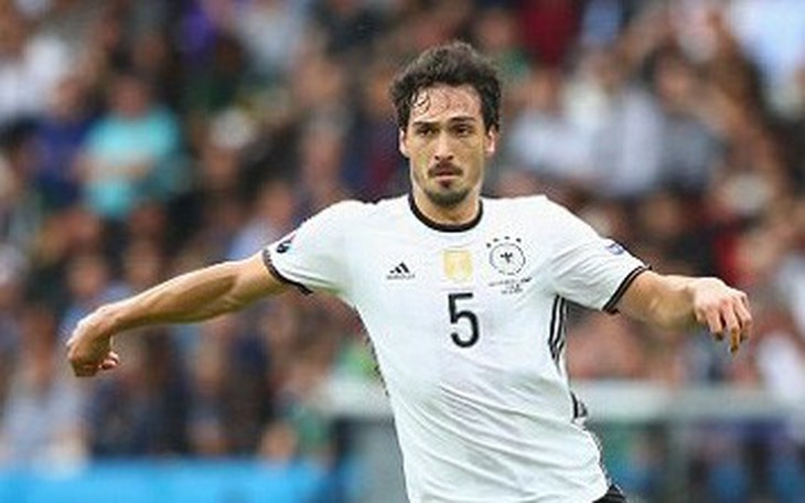 Mats Hummels nói lứa cầu thủ Leroy Sane &quot;mắc bệnh sao&quot;