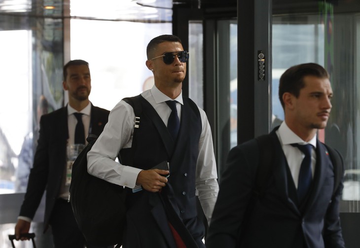 Ronaldo cùng đồng đội ủ rũ về nước - Ảnh 2.