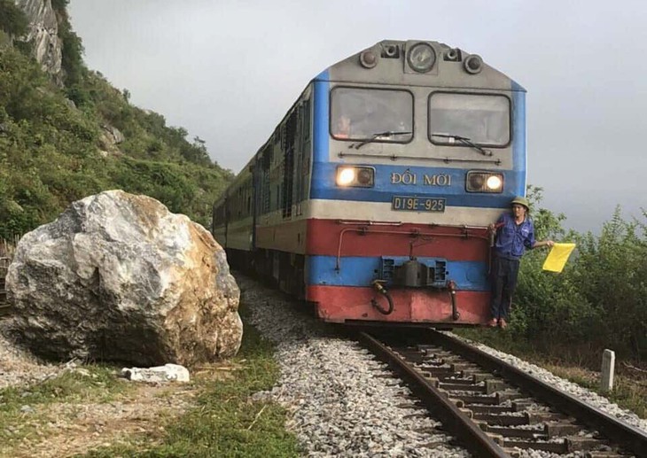 Đá cả trăm tấn rơi từ núi, đường sắt Bắc - Nam ở Quảng Bình hỏng nặng - Ảnh 2.