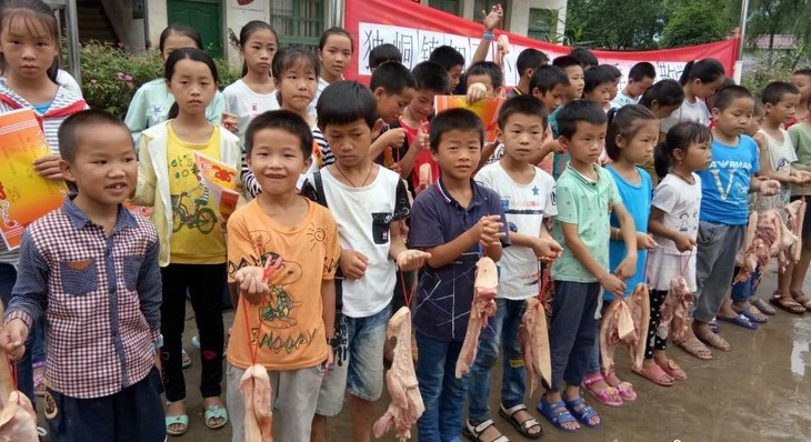 Học sinh giỏi ở Trung Quốc nhận phần thưởng là thịt heo - Ảnh 1. Học sinh giỏi ở Trung Quốc nhận phần thưởng là thịt heo - Ảnh 1.