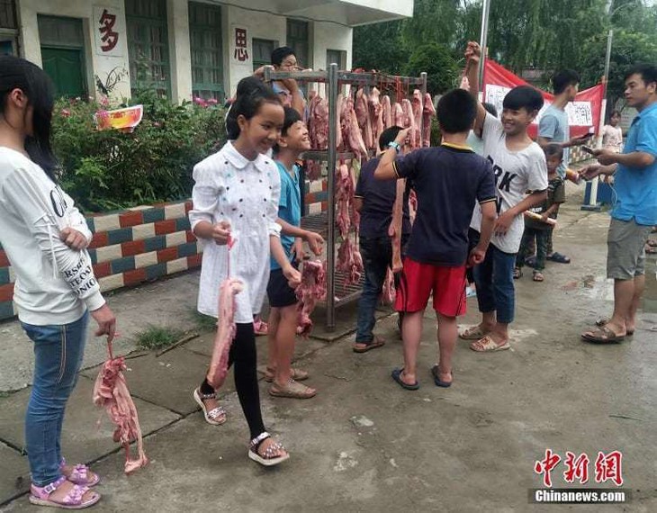 Học sinh giỏi ở Trung Quốc nhận phần thưởng là thịt heo - Ảnh 2. Học sinh giỏi ở Trung Quốc nhận phần thưởng là thịt heo - Ảnh 2.
