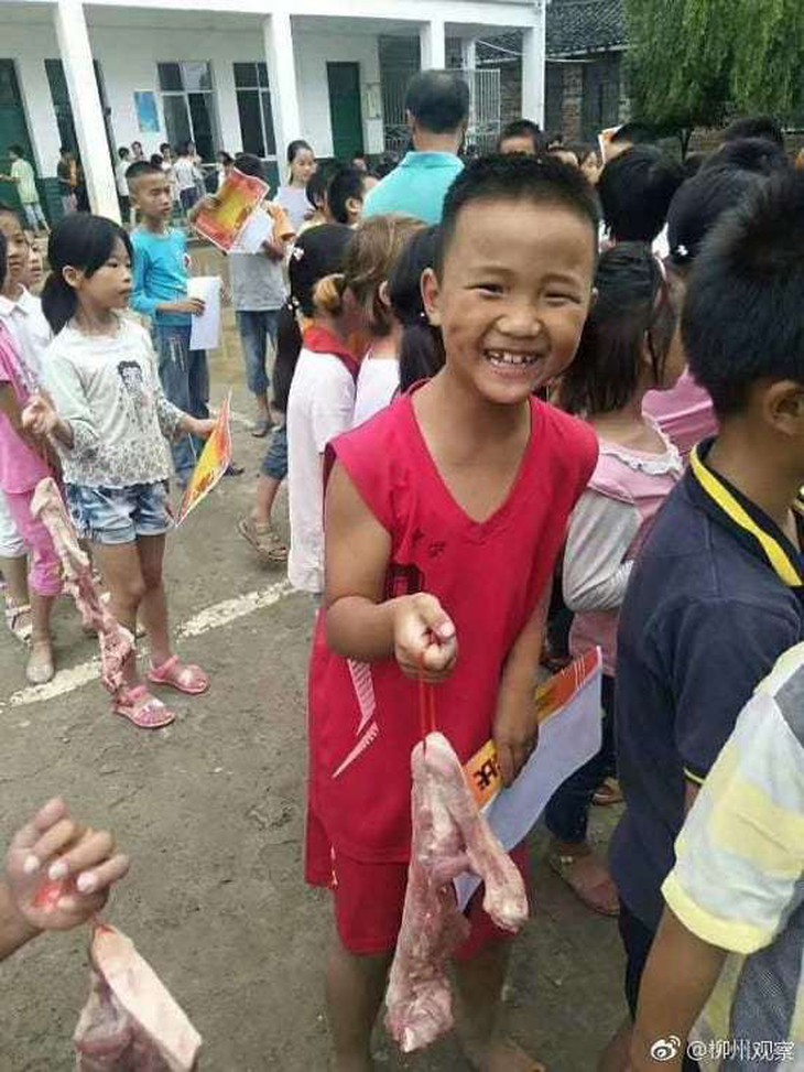 Học sinh giỏi ở Trung Quốc nhận phần thưởng là thịt heo - Ảnh 3. Học sinh giỏi ở Trung Quốc nhận phần thưởng là thịt heo - Ảnh 3.