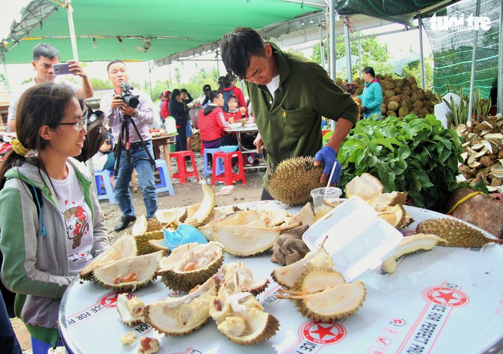 Ùn ùn đi ăn sầu riêng siêu rẻ, chỉ 19.000 đồng/kg - Ảnh 2.