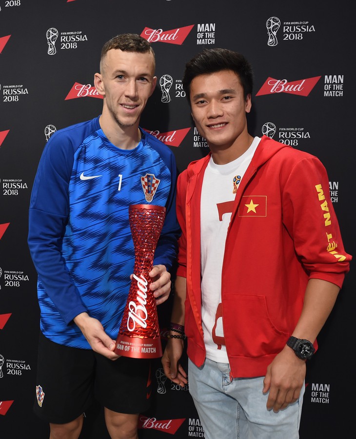 Bùi Tiến Dũng trao giải Cầu thủ hay nhất trận bán kết cho Perisic - Ảnh 1. Bùi Tiến Dũng trao giải Cầu thủ hay nhất trận bán kết cho Perisic - Ảnh 1.
