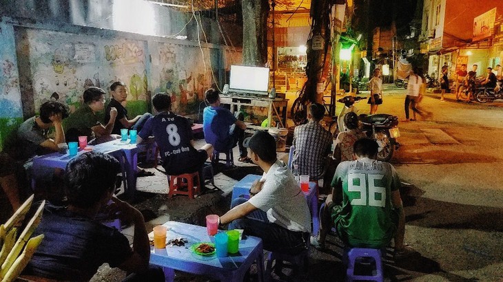 Khi Đông Nam Á xem World Cup 2018 bên… lề đường - Ảnh 1. Khi Đông Nam Á xem World Cup 2018 bên… lề đường - Ảnh 1.