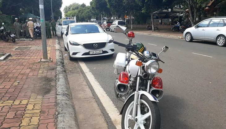 Gọi điện nhờ ông chú ngoài bộ, xe vi phạm vẫn bị tạm giữ - Ảnh 2. Gọi điện nhờ ông chú ngoài bộ, xe vi phạm vẫn bị tạm giữ - Ảnh 2.