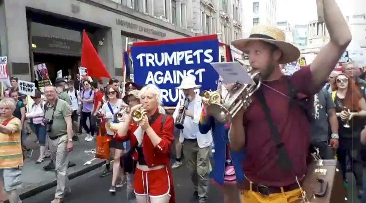 London thở phào sau cuộc tiếp đón ông Trump của Nữ hoàng Anh - Ảnh 3.