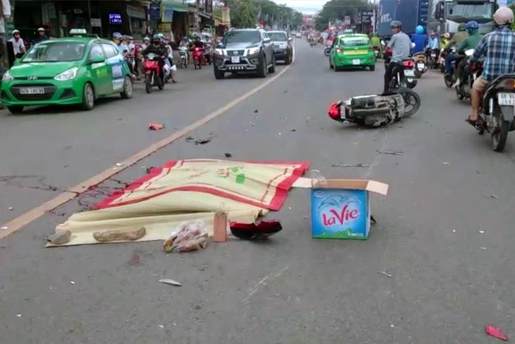 Hai xe máy tông trực diện, một người chết tại chỗ - Ảnh 1. Hai xe máy tông trực diện, một người chết tại chỗ - Ảnh 1.