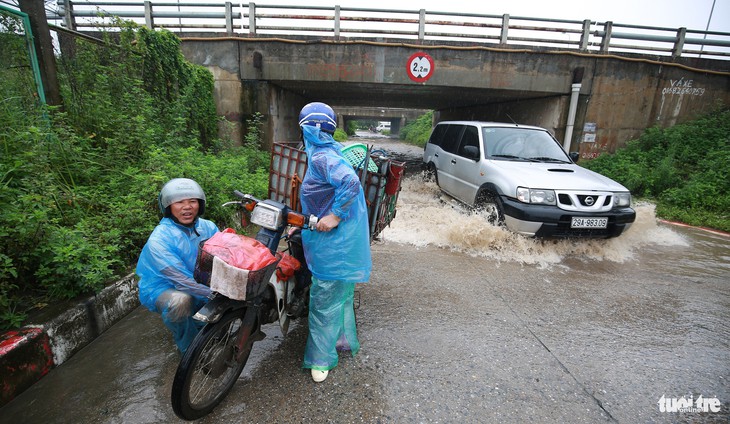 Nhiều tuyến phố Hà Nội ngập sâu sau mưa - Ảnh 3.