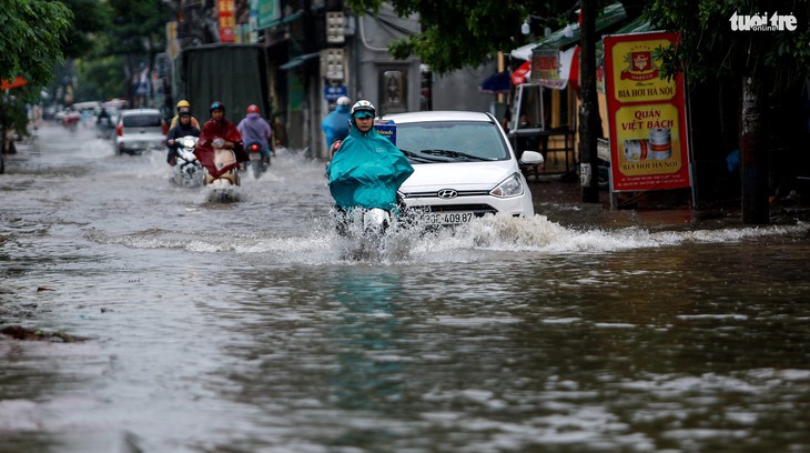 Nhiều tuyến phố Hà Nội ngập sâu sau mưa - Ảnh 8.