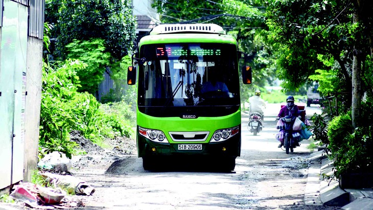 Bất an khi xe buýt vào đường hẻm - Ảnh 1. Bất an khi xe buýt vào đường hẻm - Ảnh 1.