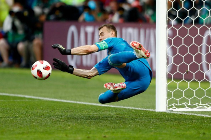 Nga phát hành tiền ‘tiên tri’ pha cứu thua của Akinfeev - Ảnh 2.