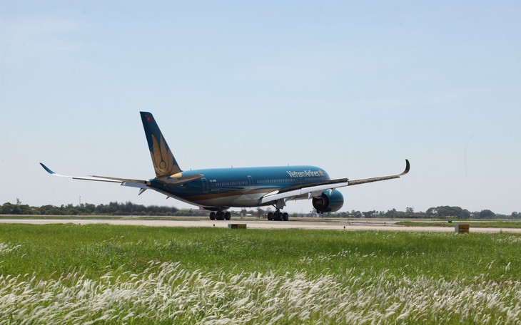 Máy bay Vietnam Airlines lại hạ cánh lệch đường băng