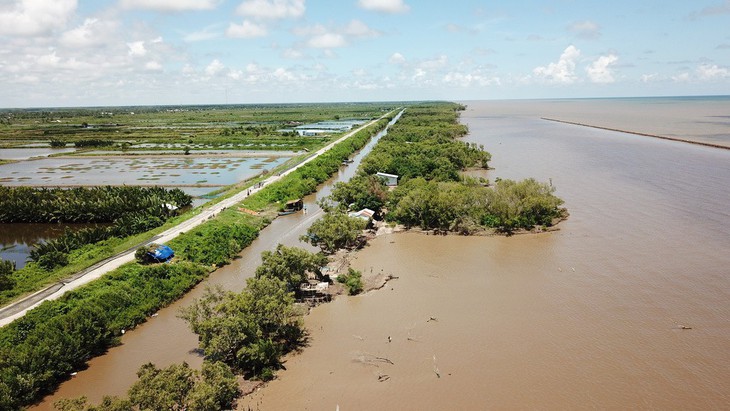 Giữ đất ven biển: Những giải pháp từ thực tế - Ảnh 1. Giữ đất ven biển: Những giải pháp từ thực tế - Ảnh 1.