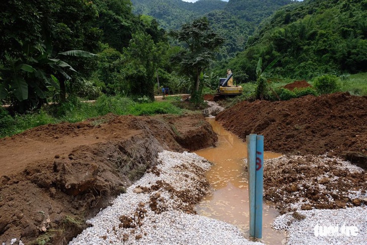 Nông dân Thái cho bơm nước vào đồng lúa mới sạ để cứu người - Ảnh 2.