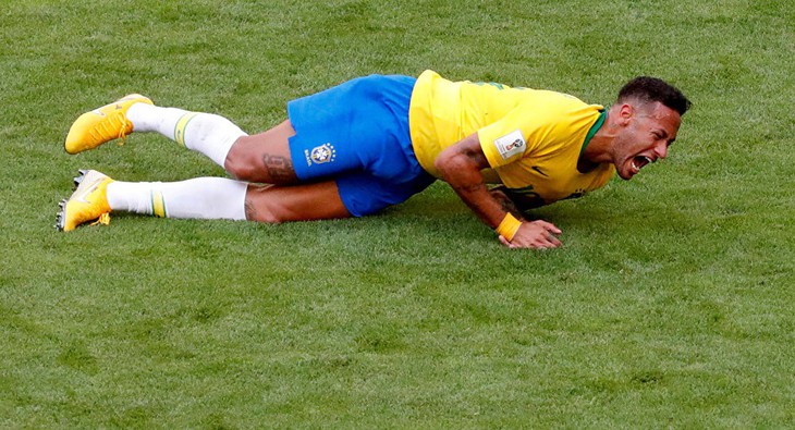 Bốn trận, nằm sân gần 14 phút, Neymar - siêu sao hay siêu kịch sĩ? - Ảnh 1.