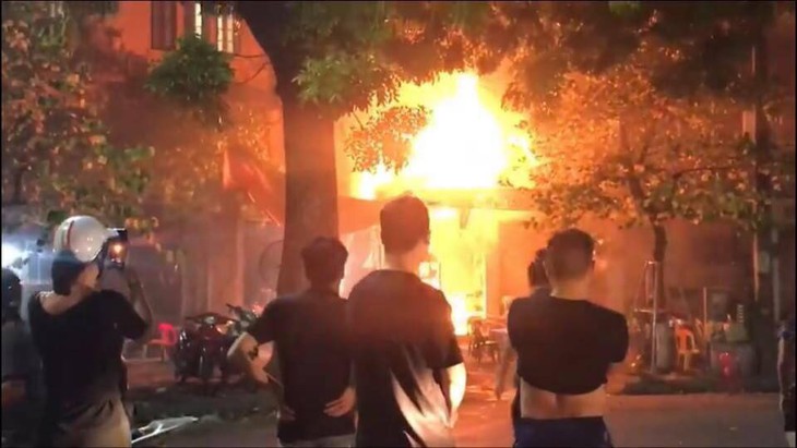 Cháy quán bia trên đường Quán Sứ, Hà Nội - Ảnh 1. Cháy quán bia trên đường Quán Sứ, Hà Nội - Ảnh 1.