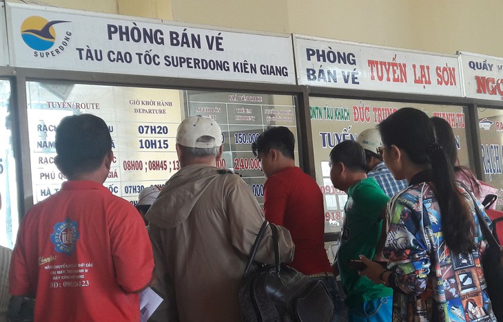 Hàng ngàn du khách kẹt tàu do thời tiết xấu - Ảnh 1. Hàng ngàn du khách kẹt tàu do thời tiết xấu - Ảnh 1.