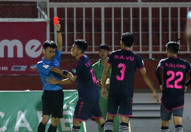 Cầu thủ Sài Gòn và Thanh Hóa suýt đánh nhau trong 10 phút cuối - Ảnh 4. Cầu thủ Sài Gòn và Thanh Hóa suýt đánh nhau trong 10 phút cuối - Ảnh 4.