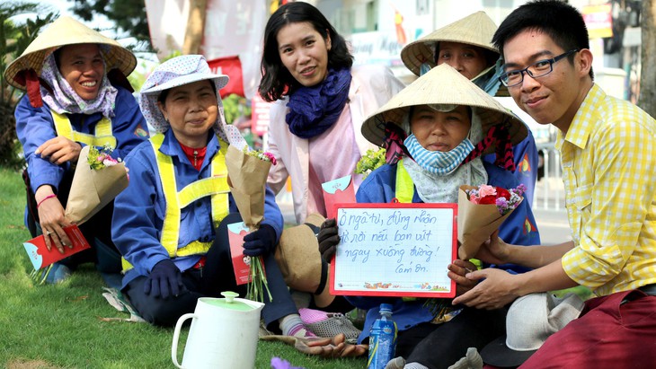 Phạt lao động công ích mới sức răn đe thói vứt rác vào miệng cống? - Ảnh 1.