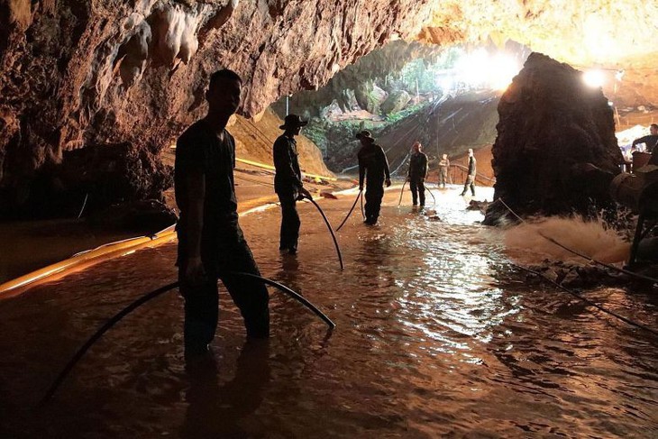 Mưa lớn tại hang Tham Luang, cứu hộ Thái Lan chạy đua với thời gian - Ảnh 1.