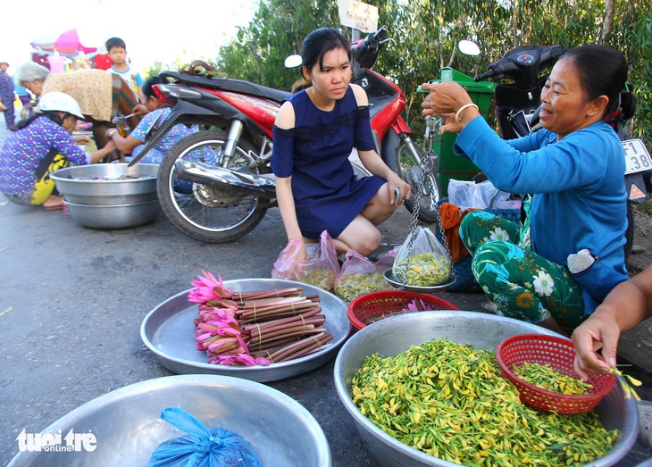 Tất bật mưu sinh đón lũ sớm - Ảnh 8.