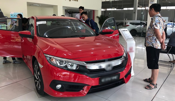 Đại lý ôtô lại làm giá - Ảnh 1. Đại lý ôtô lại làm giá - Ảnh 1.