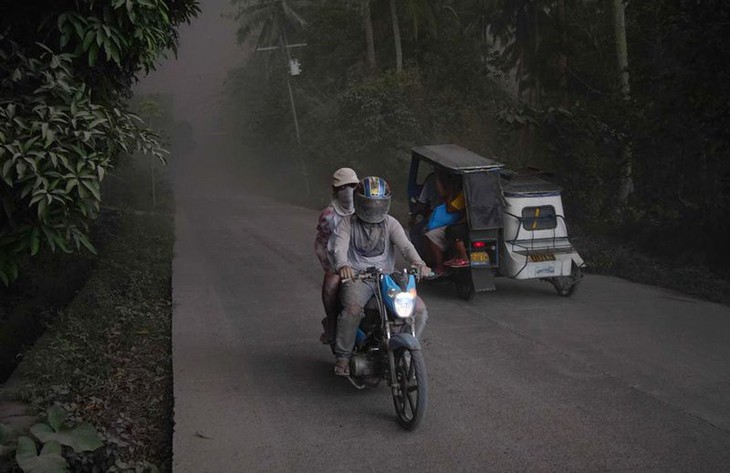 Núi lửa tại Philippines phun cột dung nham cao 700m - Ảnh 3.