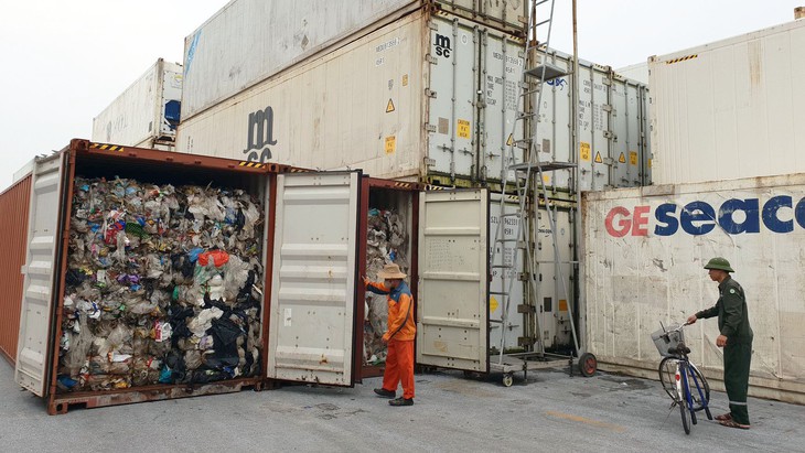 Rác thế giới đổ về Việt Nam: Có gì bên trong container phế liệu? - Ảnh 1.