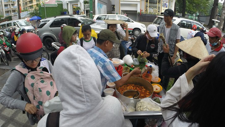 Bán thức ăn không đeo găng tay: phạt đến 1 triệu đồng - Ảnh 1. Bán thức ăn không đeo găng tay: phạt đến 1 triệu đồng - Ảnh 1.