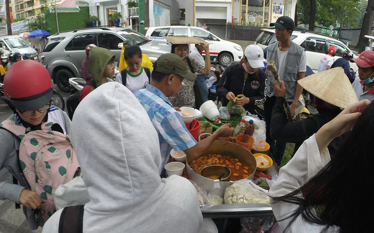 Người bán thức ăn không đeo khẩu trang, găng tay: Ai giám sát, xử phạt? - Ảnh 5.