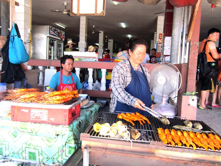 Đến đảo Koh Coral tắm biển và ăn hải sản - Ảnh 9.