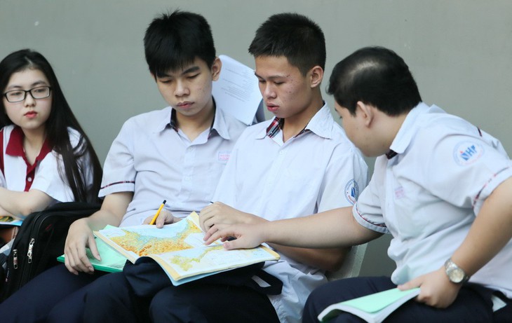 Học trò than đề tham khảo toán, hóa, văn khó nhằn - Ảnh 1. Học trò than đề tham khảo toán, hóa, văn khó nhằn - Ảnh 1.